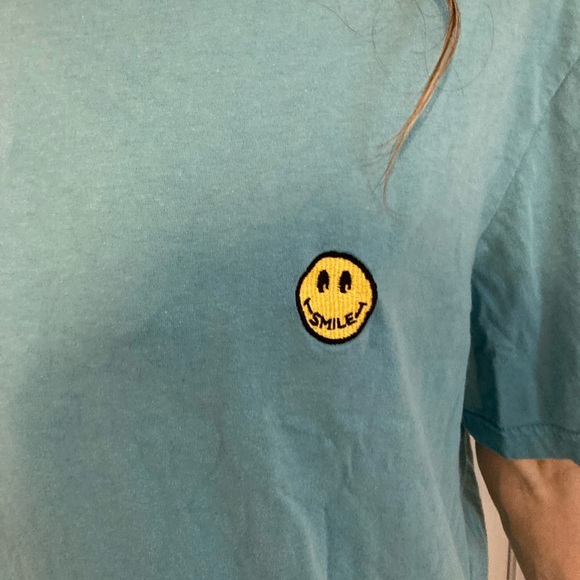 Unisex smiley face t shirt. Embroidered face. Size lg - Picture 3 of 3
